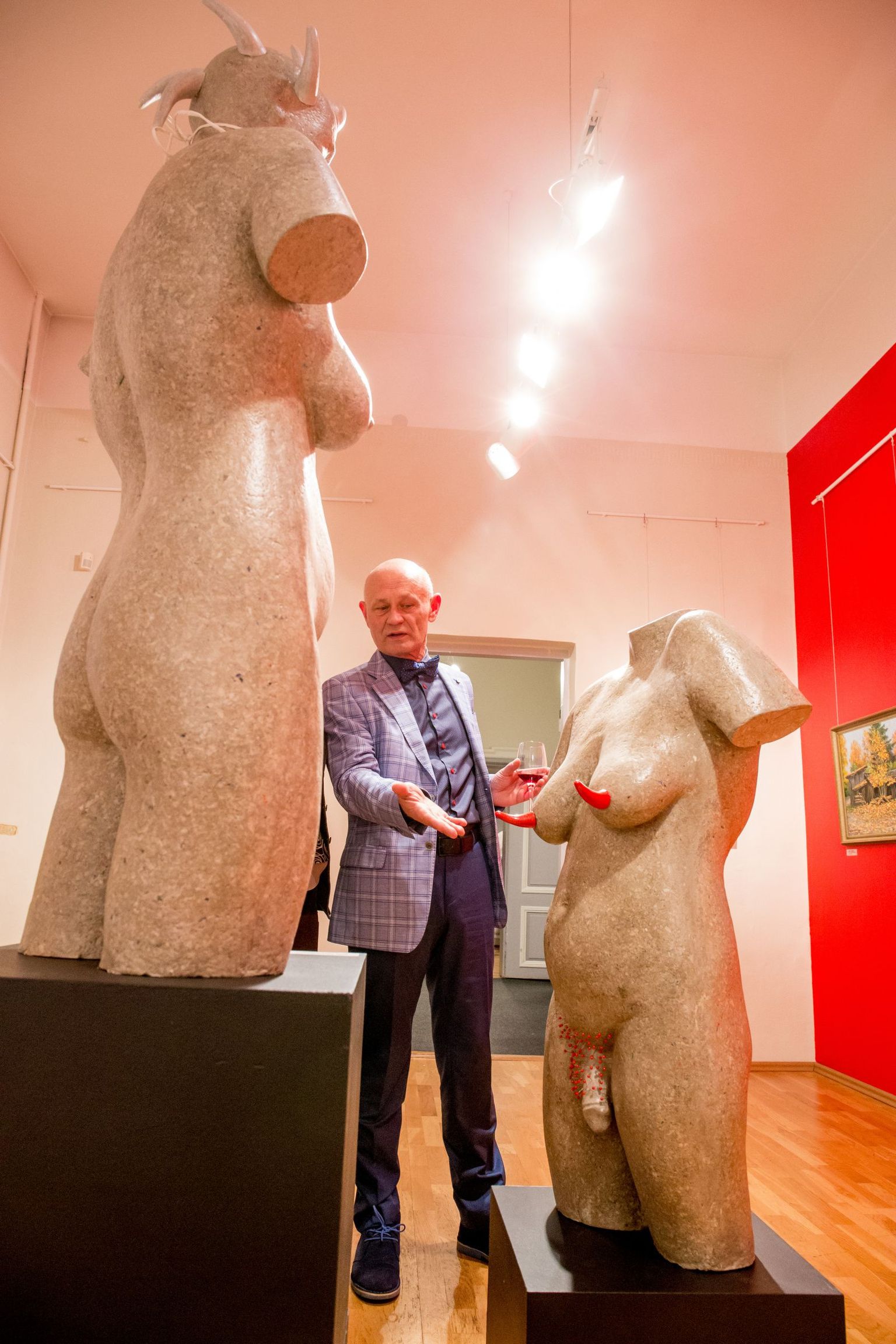 Pärnu kunstiringkond kogunes täna õhtul linnagaleriisse raekotta oma aastanäitust avama.