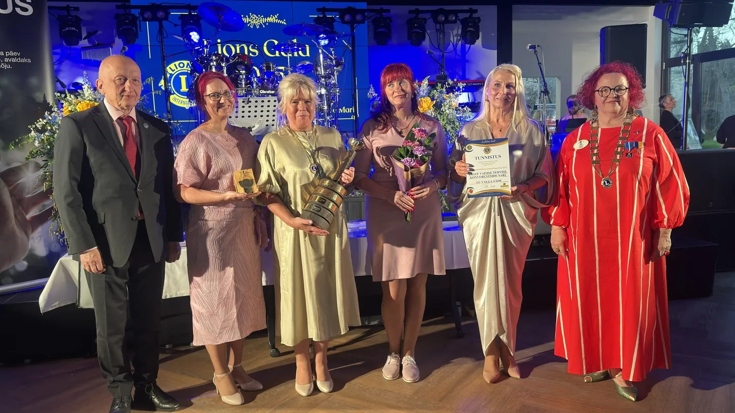 LC Keila esindaja (vasakult) ning LC Valga Säde juhatuse liikmed Varje Schmidt, Pille Olesk, Merike Metsavas, Jane Zuppur ning Eesti Lions piirkonna kuberner Ülle Juht