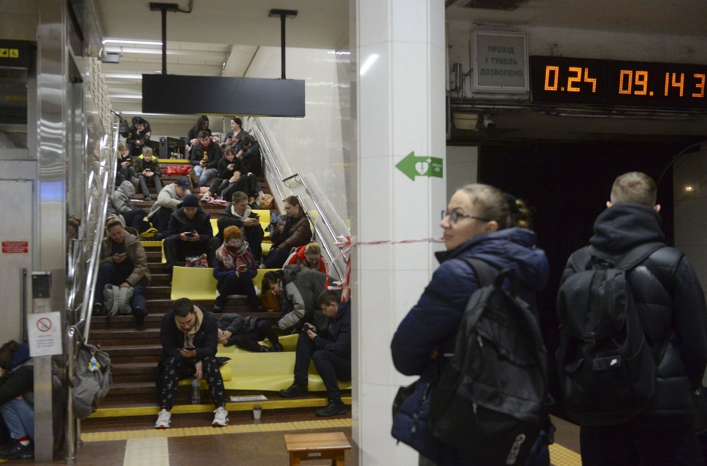 Ракетные удары в Киеве. Люди прячутся в метро.