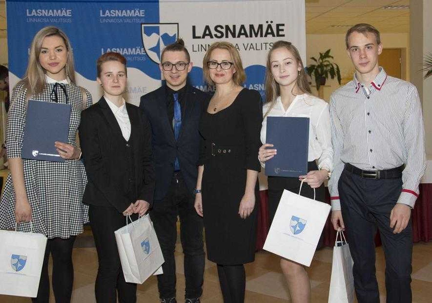 В Ласнамяэ наградили отличившихся школьников.