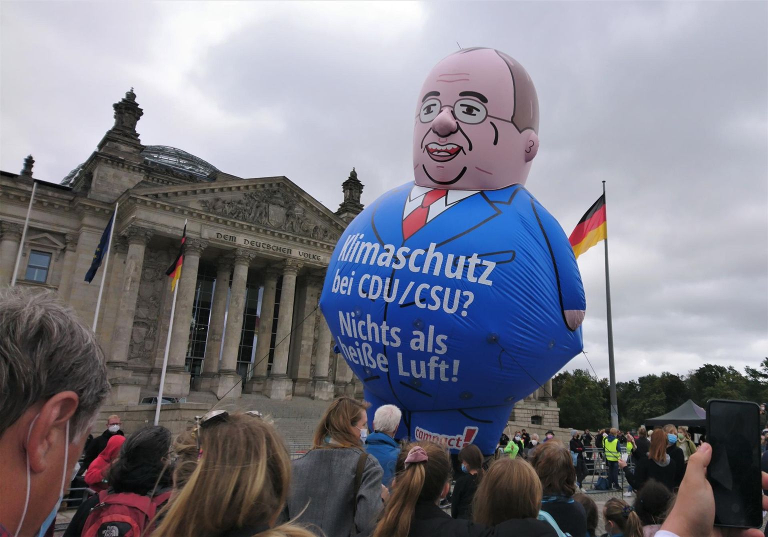 CDU/CSU kehva kliimapoliitika vastu protestis kodanikuliikumine Campact eile Berliinis kristlike demokraatide kantslerikandidaati Armin Laschetit kujutava suure õhupalliga. 