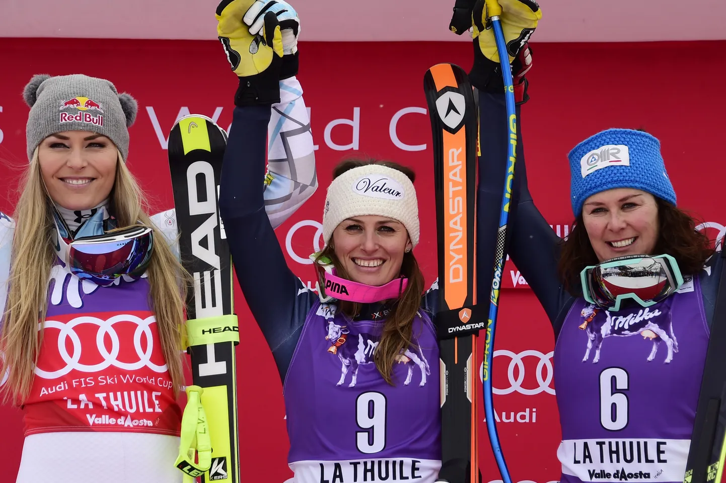 Etapivõitja Nadia Fanchini (keskel), teise koha saanud Lindsey Vonn (paremal) ja kolmandana lõpetanud Daniela Merighetti (paremal).