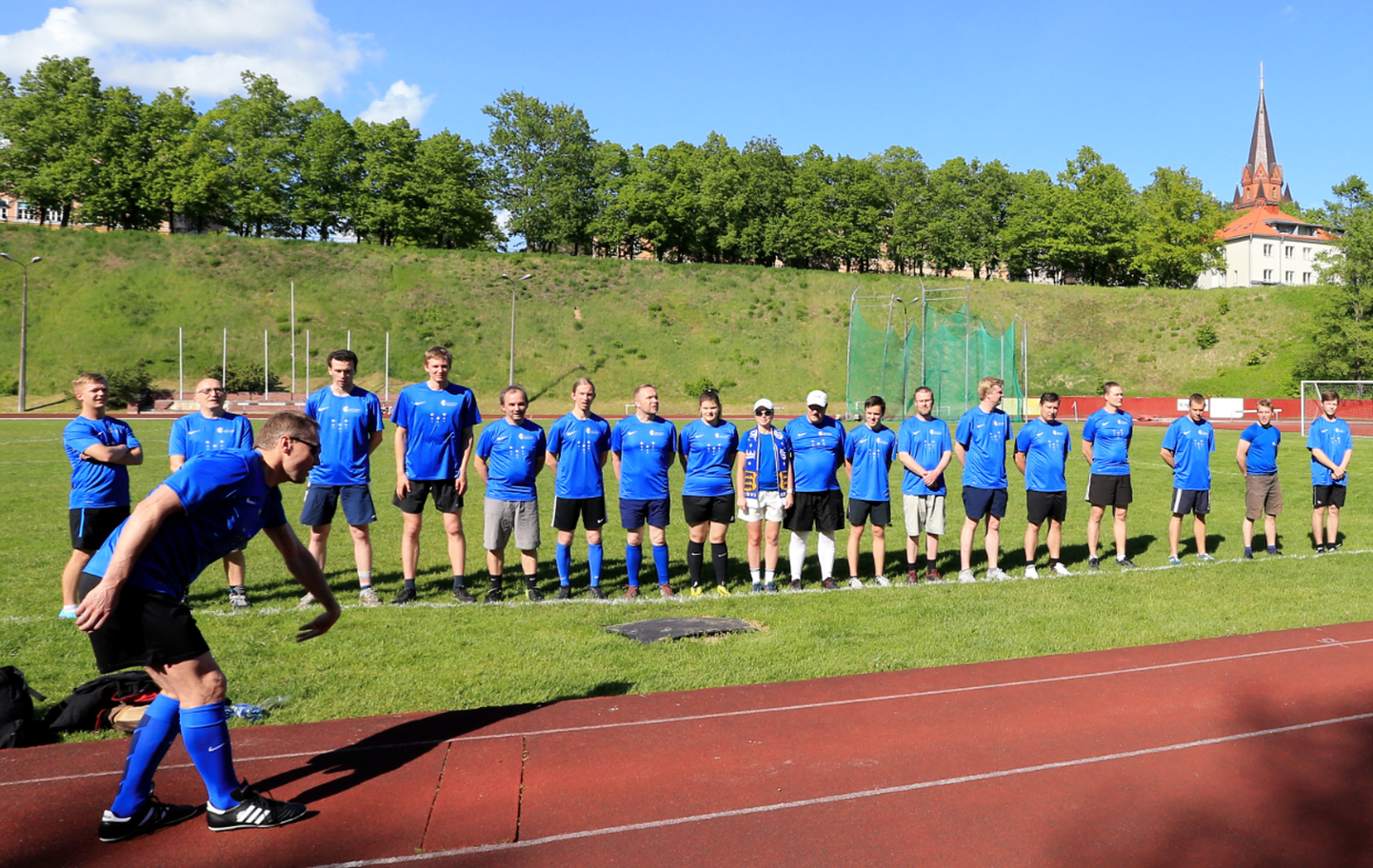 Tõnis Lukas (esiplaanil vasakul) osales ERMi võistkonnas tänavu 6. juunil Tartu ülikooli staadionil jalgpallikohtumises Vanemuise ning haridus- ja teadusministeeriumi võistkonna vastu.