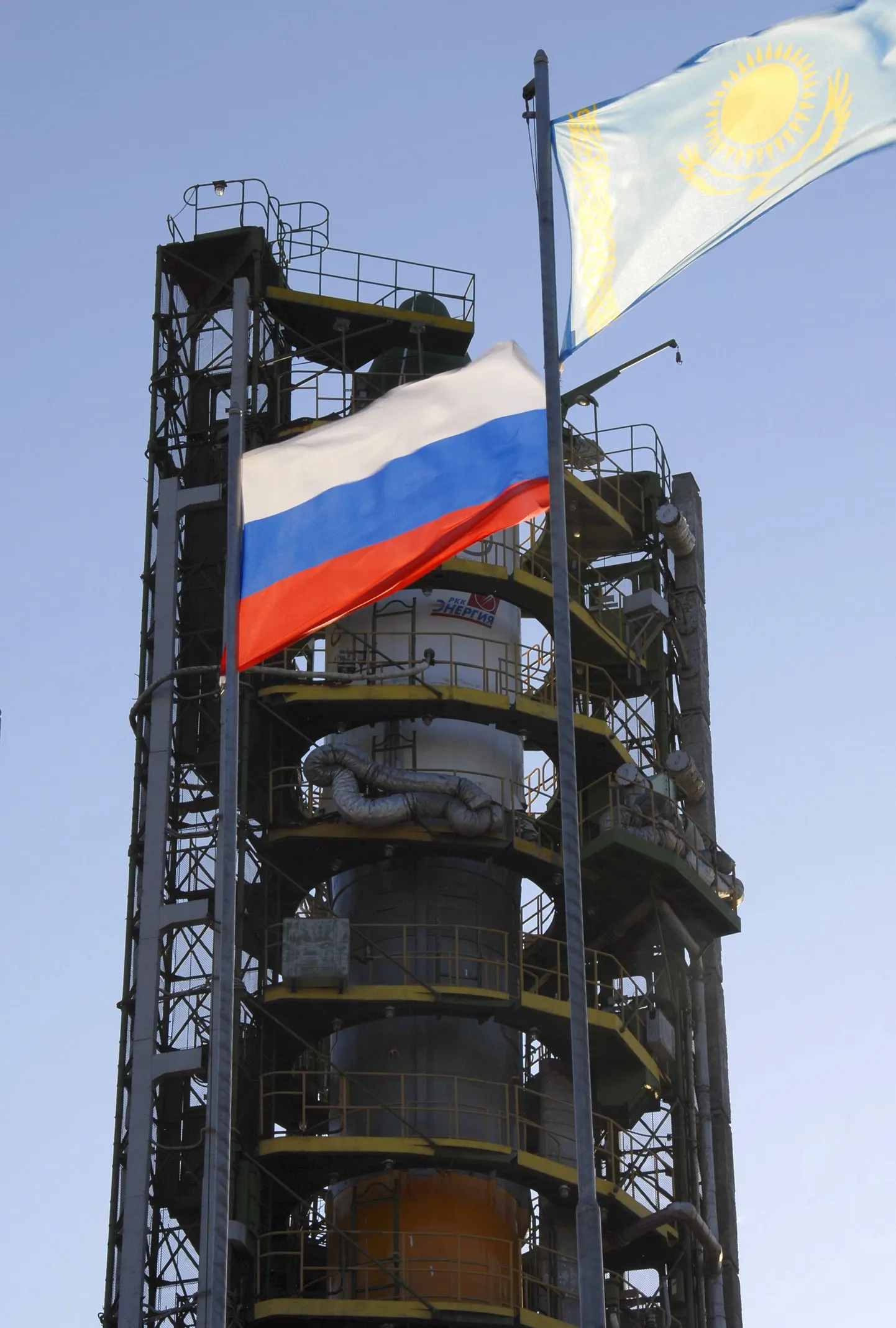 Baikonuri kosmodroomil lehvivad kõrvuti nii Venemaa kui ka Kasahstani lipp.