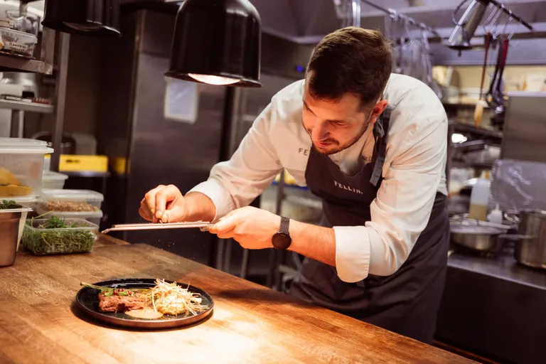 Tunnustuse Michelin Bib Gourmand saanud kohviku Fellin peakokk Märt Õunap kostitab kliente pikalt küpsenud põdraga.