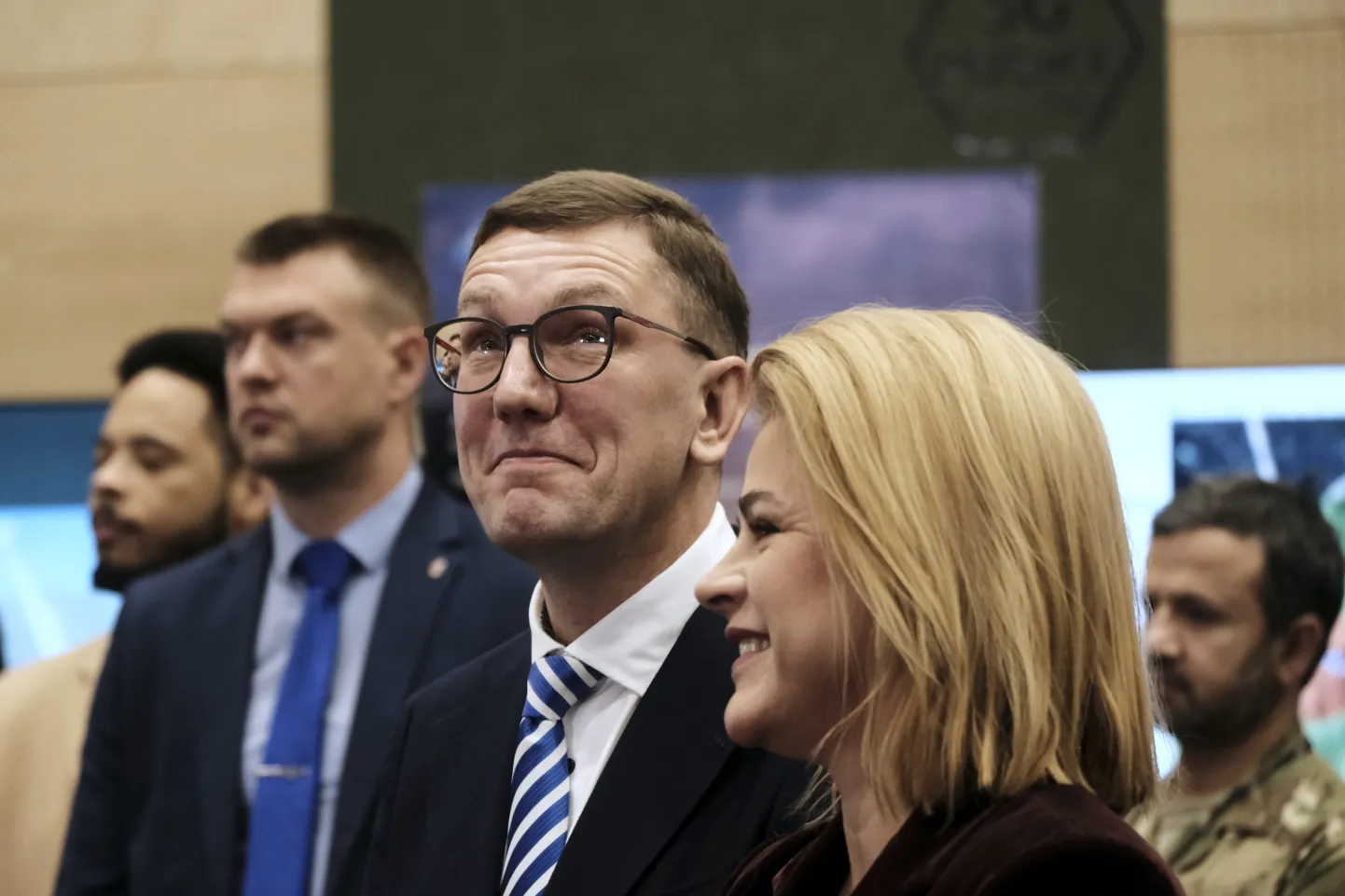 Läti peaminister Evika Siliņa (paremal) ja Eesti peaminister Kristen Michal (keskel)  osalesid üritusel «2024 NATO DiBaX – Digital Backbone Experiment» Ādaži sõjaväebaasis Lätis 1. novembril 2024.