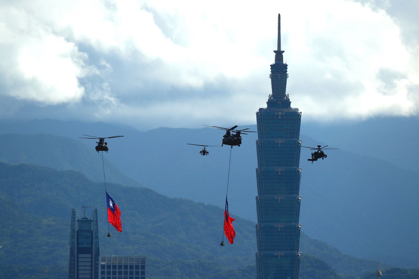 Taiwani helikopterid Taipei kohal enne paraadi 7. oktoober 2021.