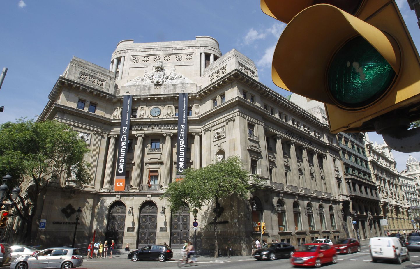 Hispaania pankade päästmisele paistab roheline tuli. Pildil pangahoone Barcelonas.