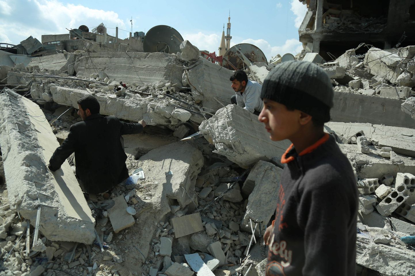 Süüria tsiviilisikut otsivad pommitrünnakus purustatud maja varemetest ellujäänuid Ida-Ghouta enklaavi linnas Doumas.