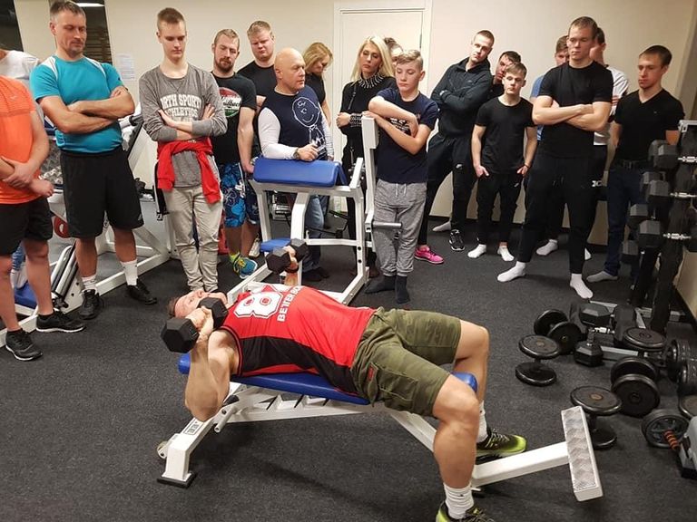 Kulturist Ott Kiivikas näitas koolitusel, et treeningutel ei pea kasutama kõige keerulisemaid masinaid ja õigeid lihasgruppe saab treenida ka lihtsate harjutustega.
