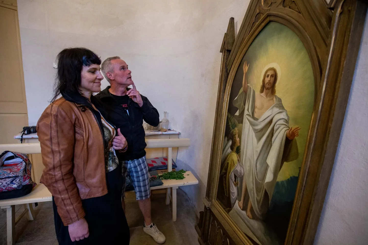 Suur töö tehtud: maalikonservaator Merike Kallas ja Paide Püha Risti kiriku koguduse juhatuse liige Joel Rikk võivad tulemusega rahule jääda.