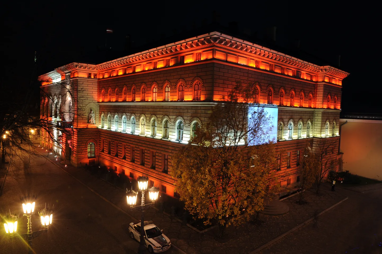 Saeimas nams gaismas festivāla "Staro Rīga" laikā.