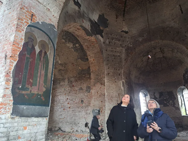 Vācijas Bundestāga viceprezidente Katrina Gēringa-Ekarde (no kreisās)​ 2024. gada 13. februārī apmeklē pareizticīgo baznīcu, kas tika iznīcināta kaujās ar Krievijas karaspēku Lukašivkas ciemā Ukrainas ziemeļu reģionā Čerņihivā. 2022. gadā Lukašivka aptuveni trīs nedēļas atradās Krievijas karaspēka okupācijā.