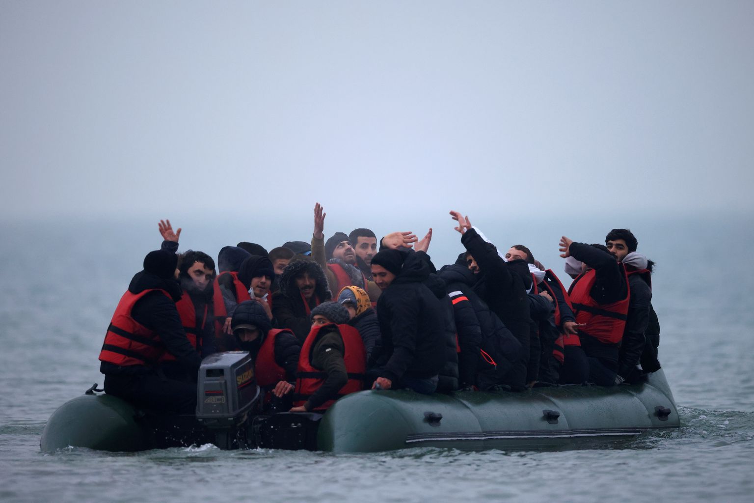 Migrandid kummipaadiga La Manche'i väinas Prantsuse ranniku lähedal