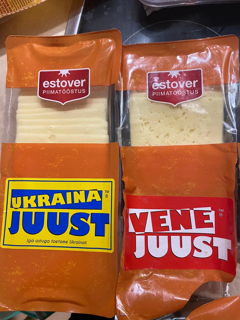 Vene juust ja Ukraina toetuseks turule toodud Ukraina juust.