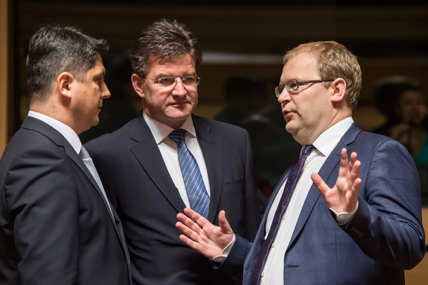 Eesti väliminister Urmas Paet (paremal)täna Luksemburgis koos Rumeenia ametivenna Titus Corlatean (vasakul)ja Slovakkia välisministri  Miroslav Lajcakiga.