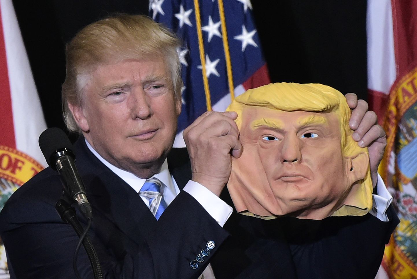 Donald Trump teda kujutava maskiga