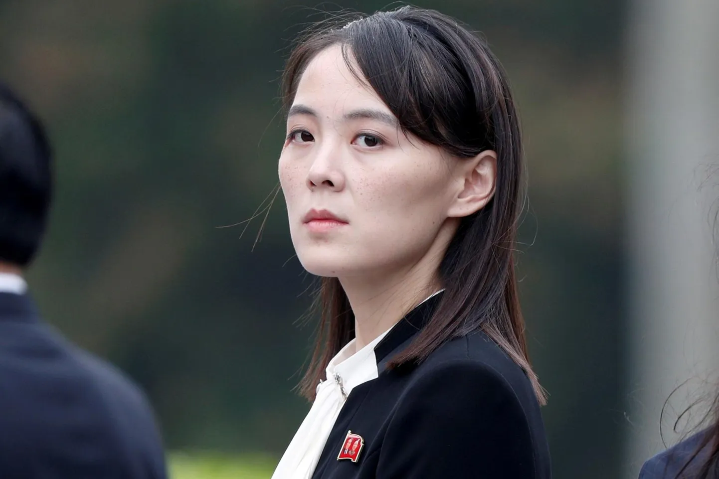 Kõrgele kohale edutatud Põhja-Korea riigipea õde Kim Yo-jong meelitab Lõuna-Korea presidenti magusate lubadustega.