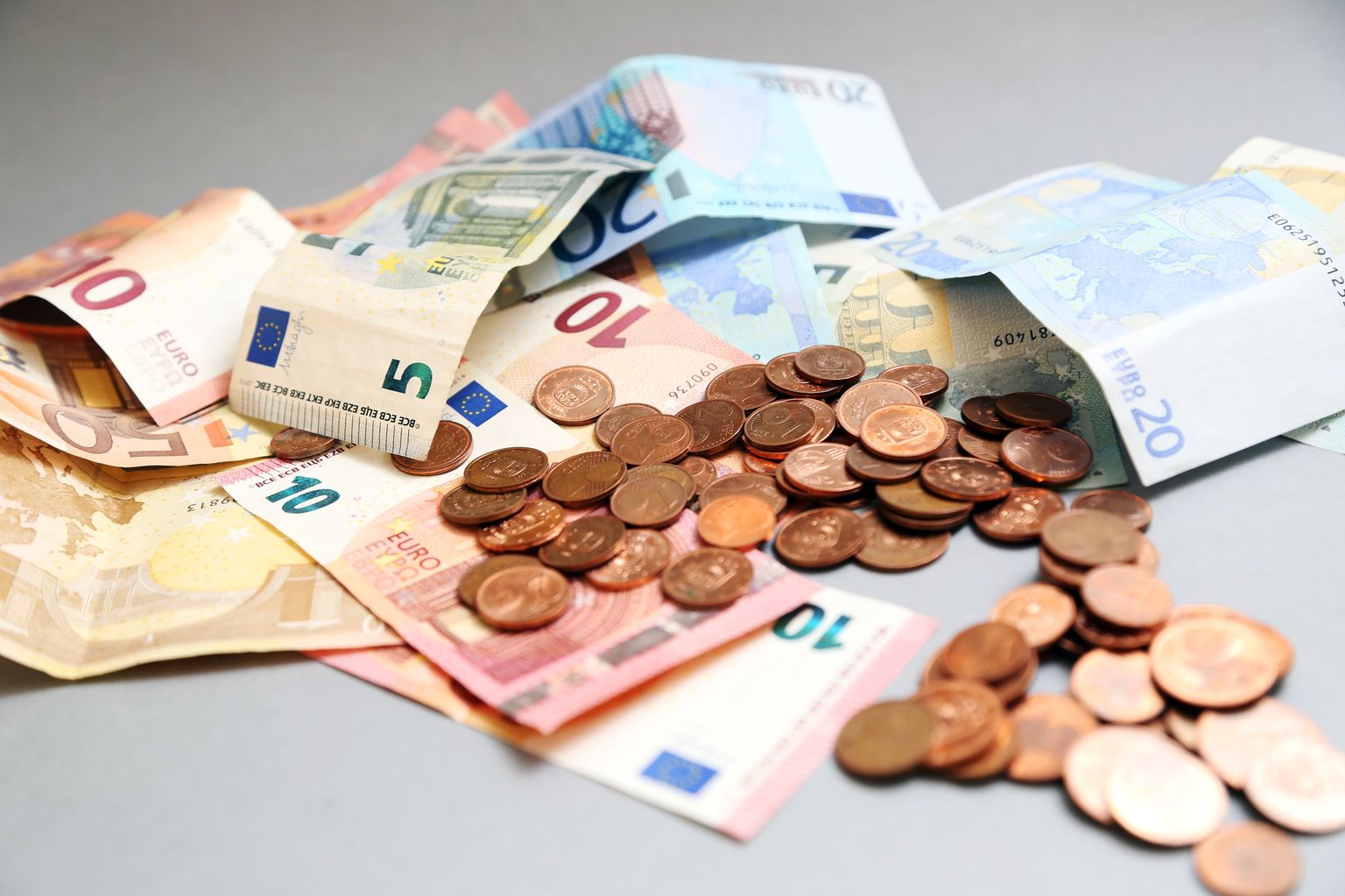 Eiro banknotes un monētas.