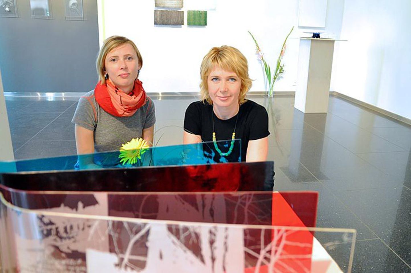 Tiina (paremal) ja Maret Sarapu on õed, kes üles kasvanud Kilingi-Nõmmes ning alustanud oma kunstnikuteed õpetaja Asta Sussi käe all. Nüüdseks on neist saanud rahvusvaheliselt tunnustatud klaasikunstnikud.