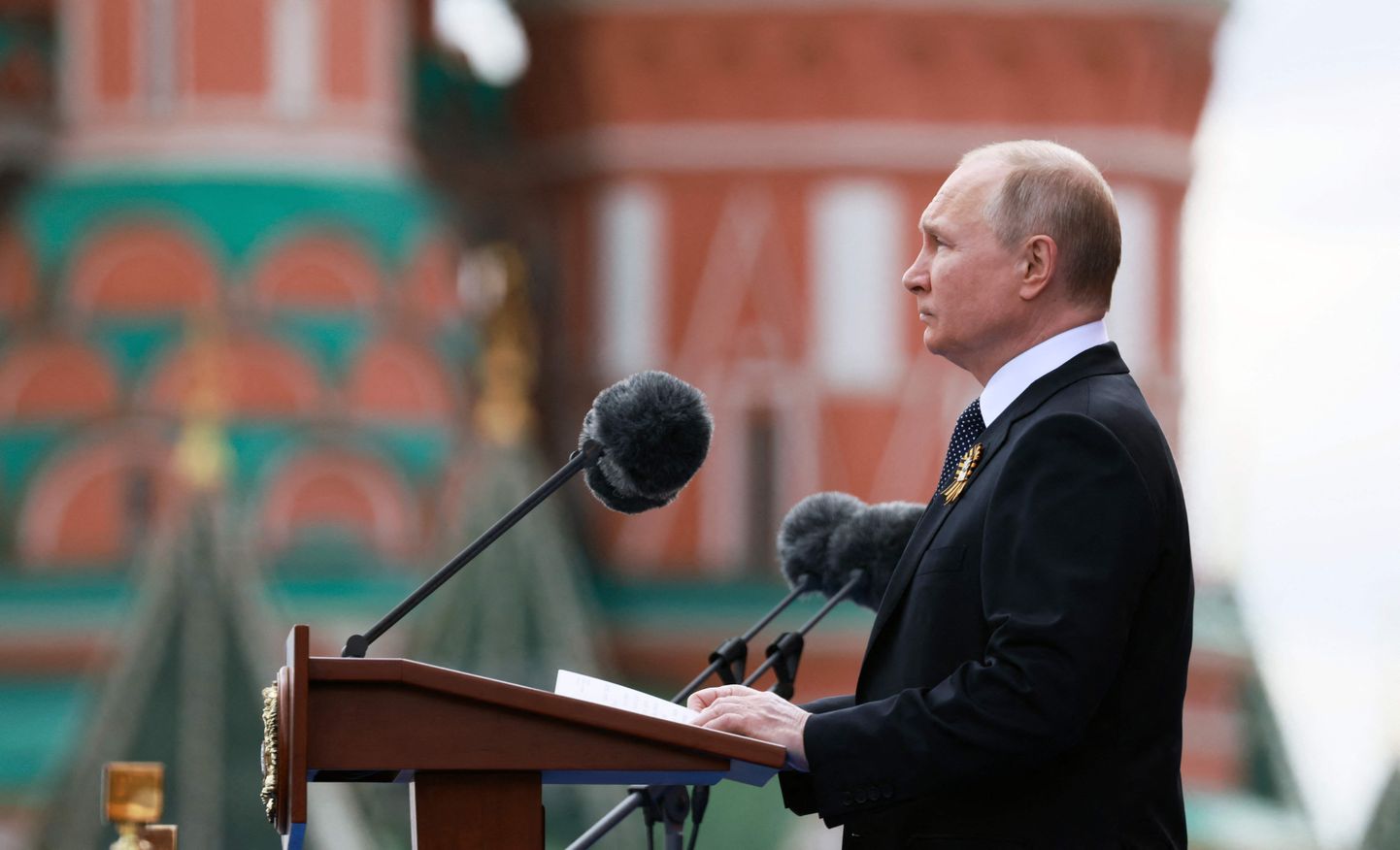 Venemaa president Vladimir Putin pidas 9. mail 2022 Moskvas Punasel väljakul kõne. Venemaal tähistatakse igal aastal 9. mail võitu suures isamaasõjas (1941–1945) Natsi-Saksamaa üle