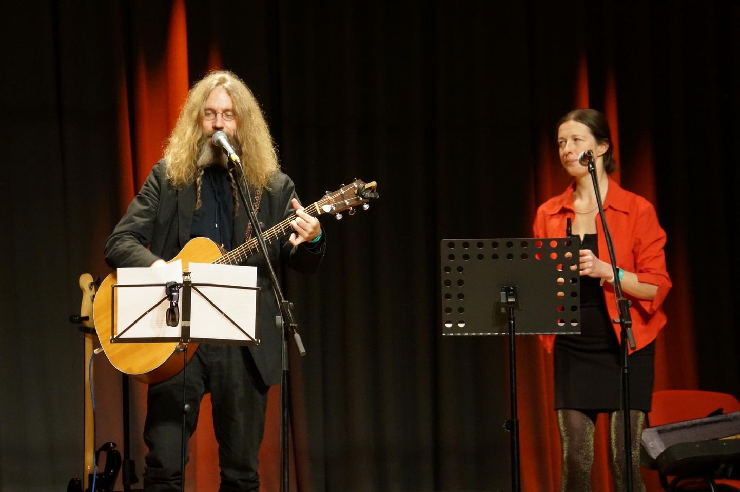 Kahes laulus kuuleb laulmas ja pilli mängimas muusikute triot Aapo Ilves (vasakul), Marju Varblane ja Paul Neitsov. 