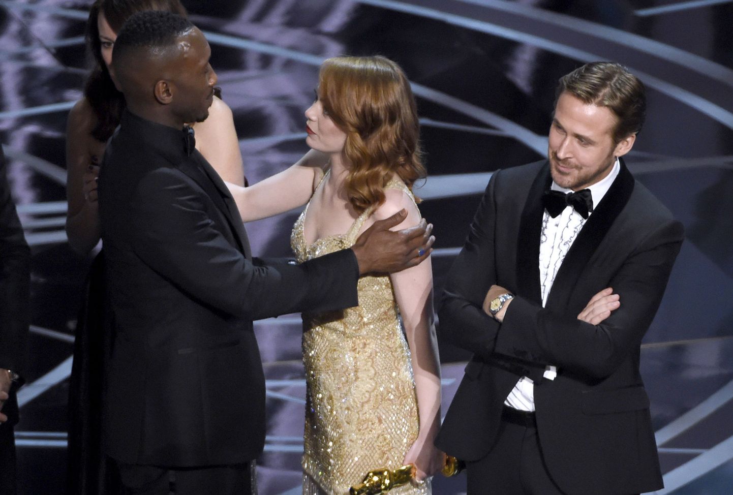 Ryan Gosling ja Emma Stone õnnitlemas filmi «Moonlight» peategelast kehastanud Mahershala Alit