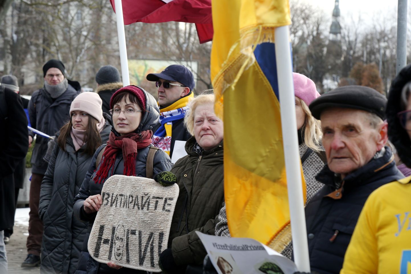 Rakstnieku biedrības "Latvijas PEN" kopā ar "Ukrainas PEN" pie Krievijas vēstniecības rīko "tukšo krēslu" akciju, lai atgādinātu par 64 ukraiņu politieslodzītajiem Krievijā.