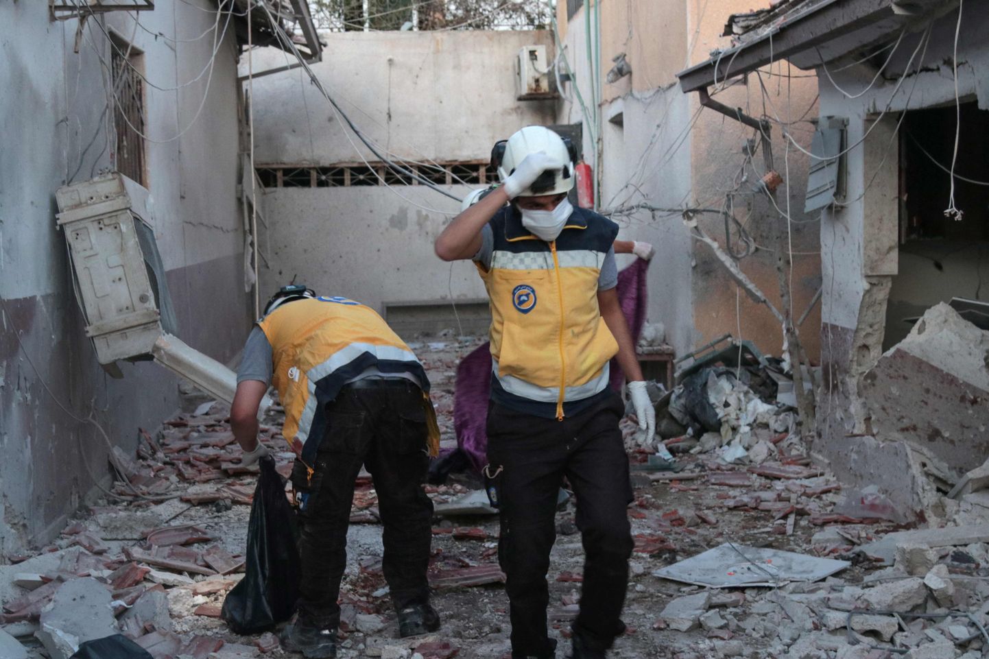Süüria päästetöötajad Afrinis purustusi uurimas.