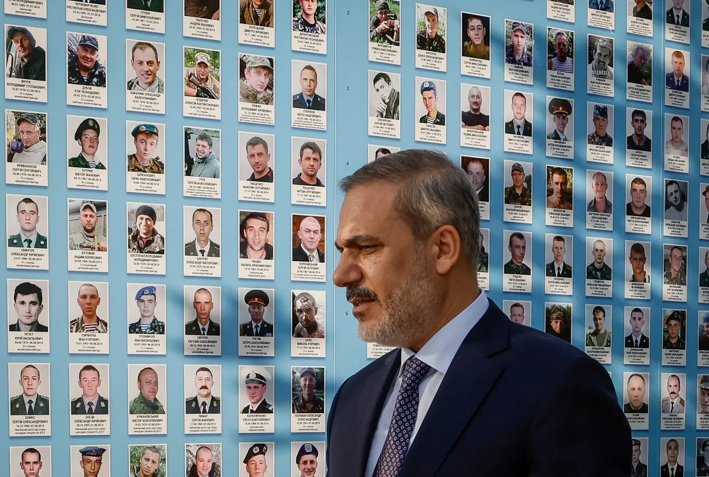 Türgi välisminister Hakan Fidan külastamas Ukraina kaitsmisel hukkunute mälestusseina Kiievis.