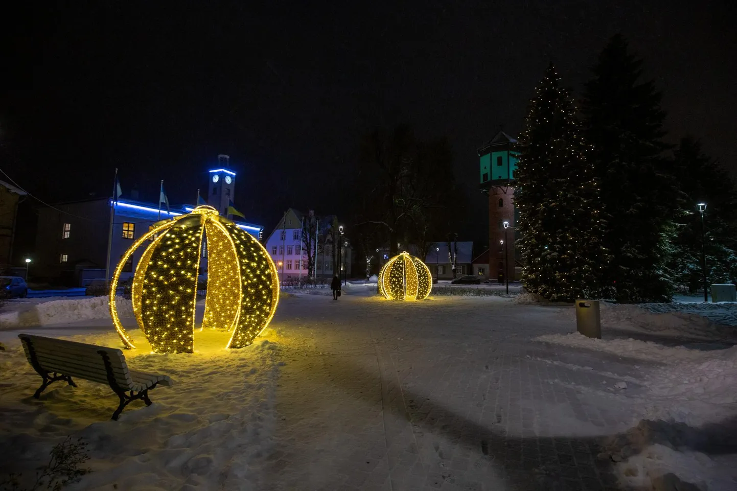 Viljandi linnavalitsus esitas täna linnavolikogule 2023. aasta eelarve eelnõu, mille kogumaht on 41,7 miljonit eurot. Fotol on tuledesäras ja jõulumeeleolus Viljandi raekoda.