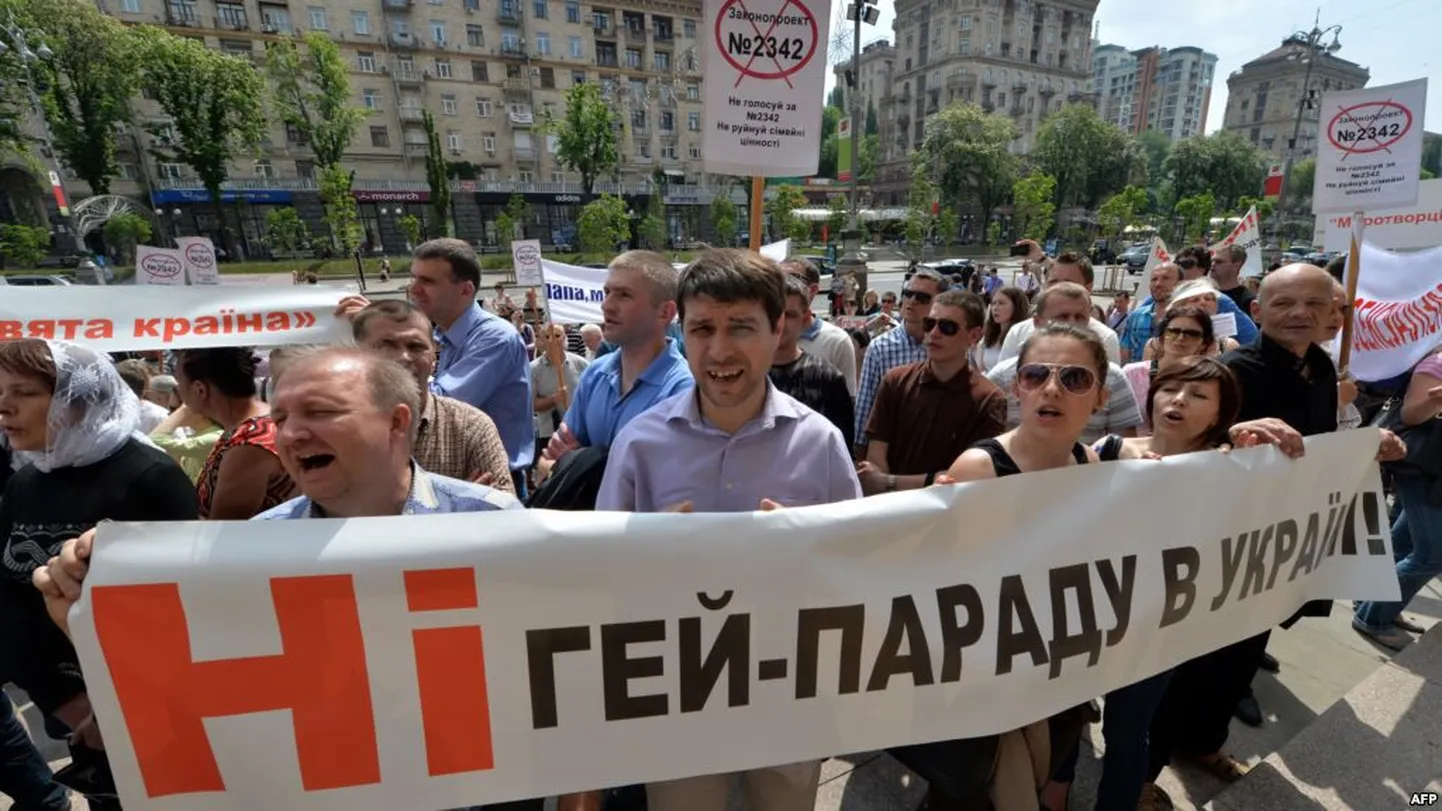 Ukrainlased tänaval geiparaadide vastu meelt avaldamas.