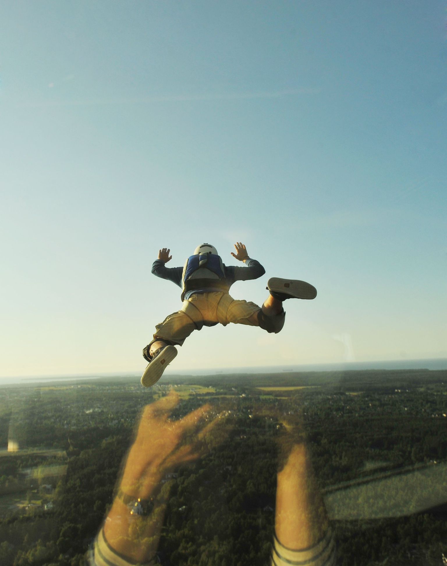 Затяжной прыжок с парашютом. Иллюстративный снимок.