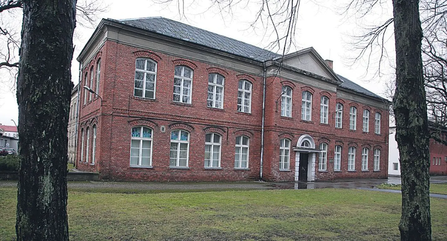 Pargi tänava teenekal koolimajal tuleb järgmisel õppeaastal veel kord õppuritele peavarju pakkuda, seejärel, kui hästi läheb, saab sellest riigimaja, kus hakkavad ühe katuse all tööle praegu rendipindadel tegutsevad riigiasutused.