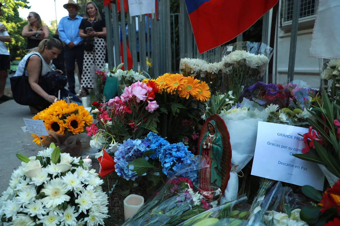 Leinajad toomas lilli kopteriõnnetuses hukkunud Tšiili ekspresidendi Sebastian Piñera kodu juurde.