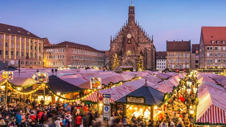 Рождественский базар на главной Рыночной площади в Нюрнберге