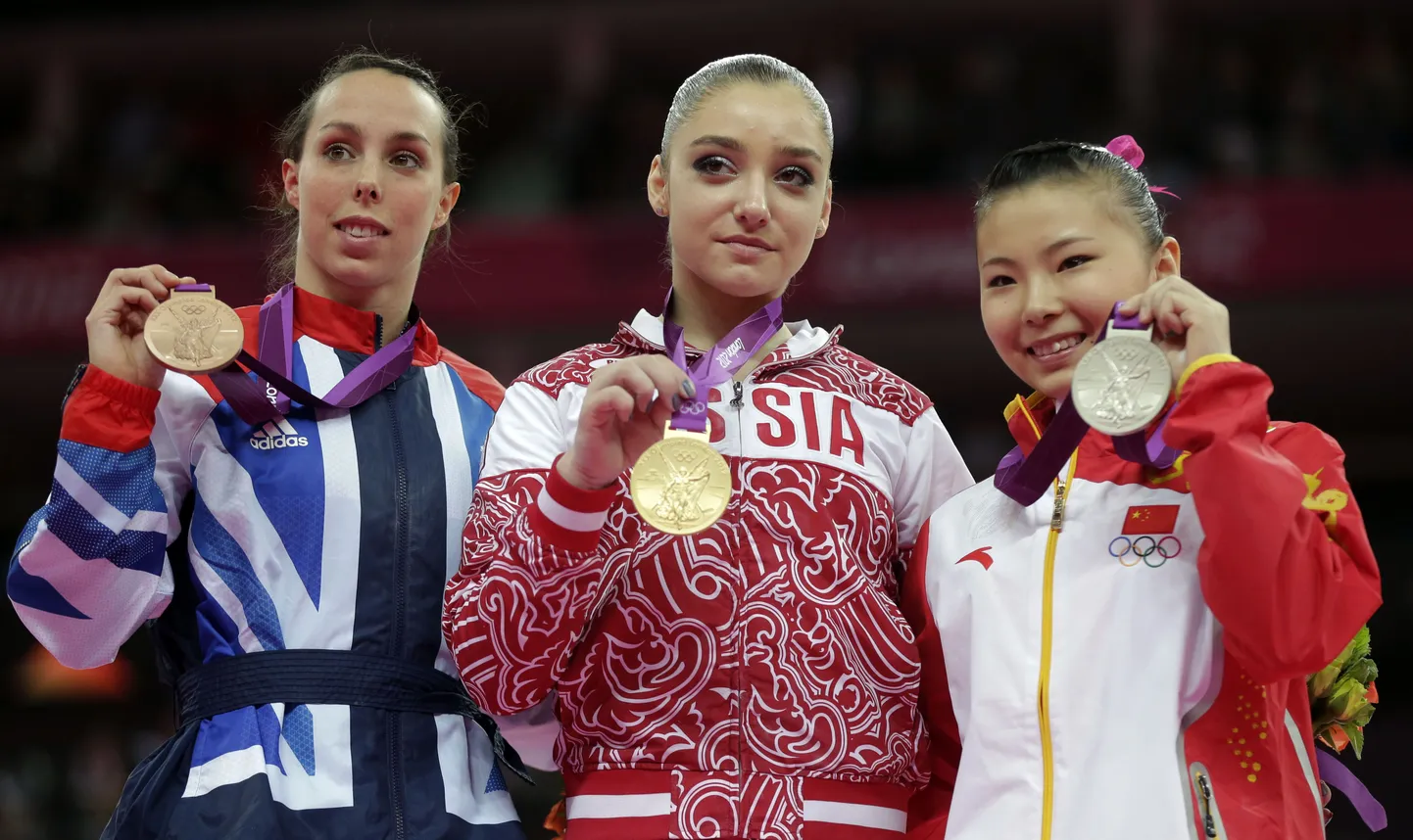 Алия Мустафина (в центре) с золотой медалью.