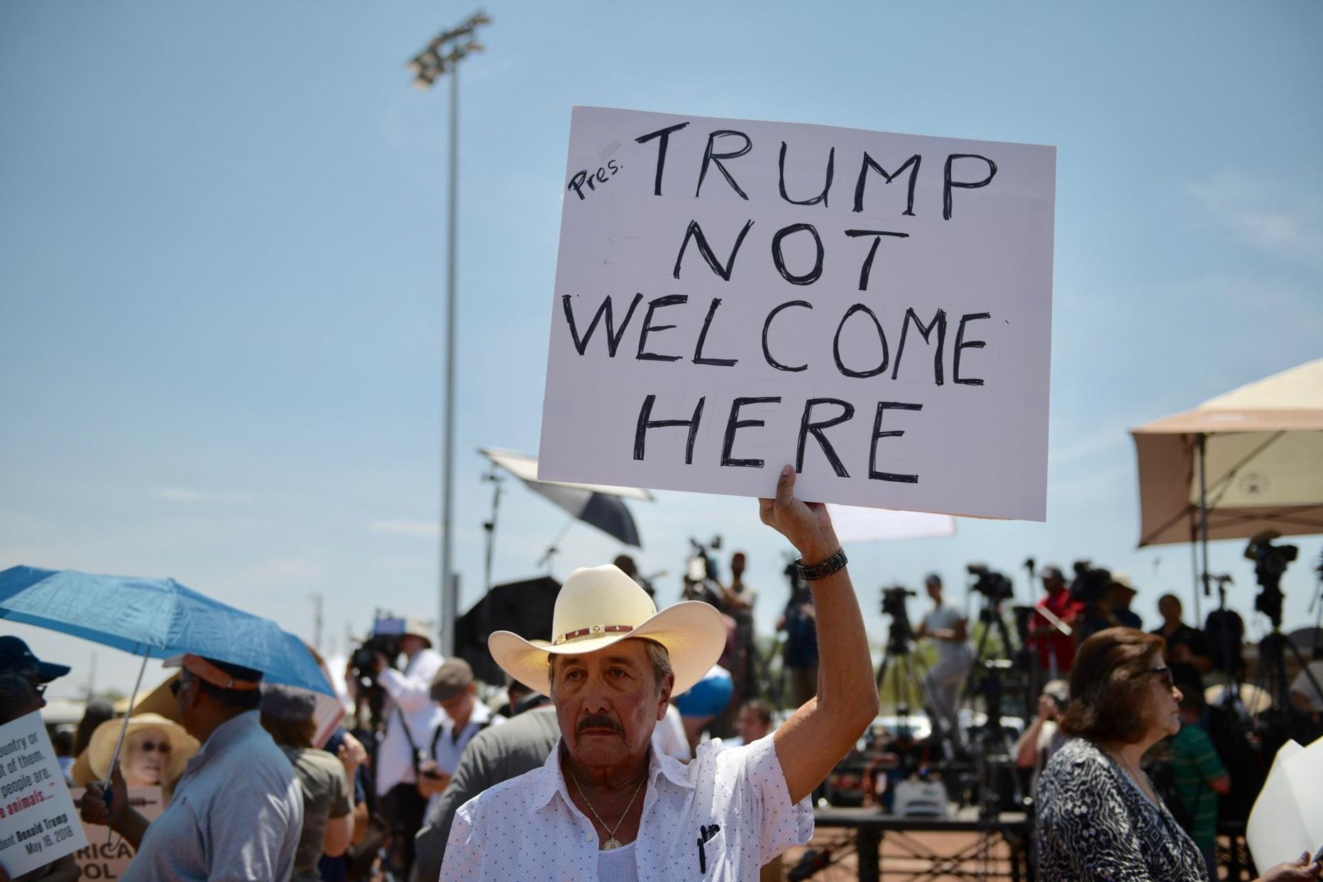 El Pasos kogunenud meeleavaldajad andsid mõista, et Trump ei ole suure mehhiklaste osakaaluga linnas teretulnud. 