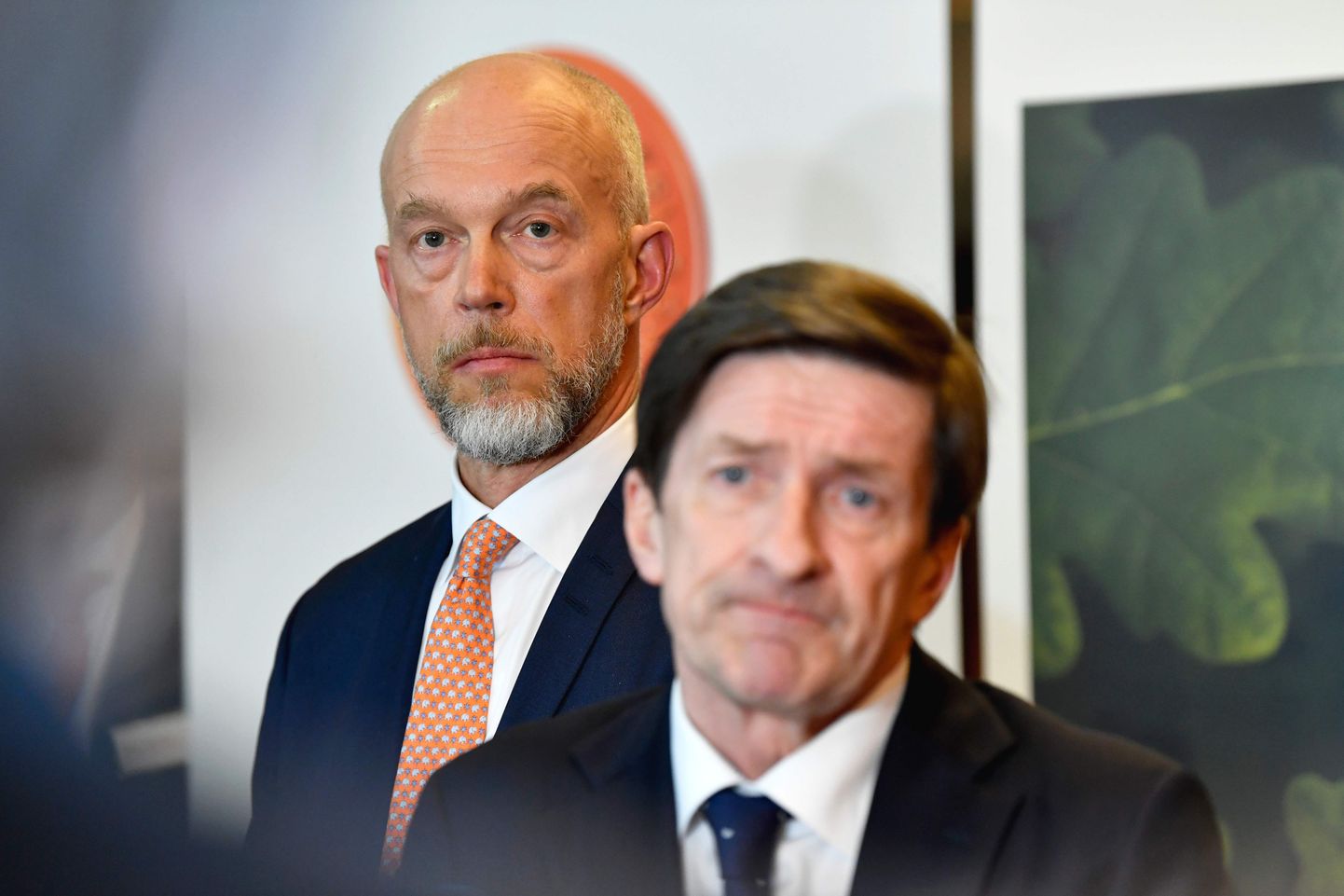 Swedbanki ajutine tegevjuht Anders Karlsson (vasakul) ja nüüdseks endine nõukogu esimees Lars Idermark möödunud nädalal pärast aktsionäride üldkoosolekut pressikonverentsi andmas.