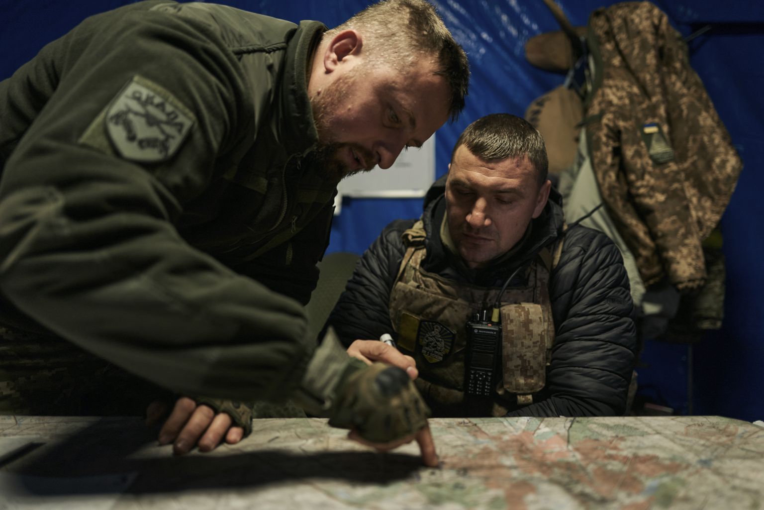 Ukraina sõdurid vaatamas kaarti maa-aluses juhtimispunktis Bahmutis.