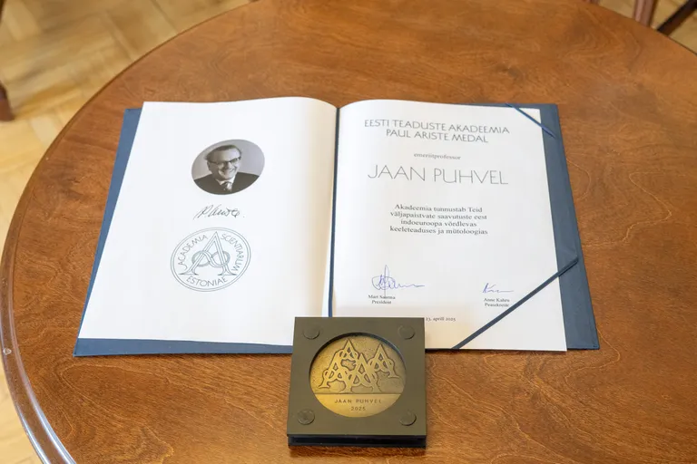 Paul Ariste medal Jaan Puhvelile.