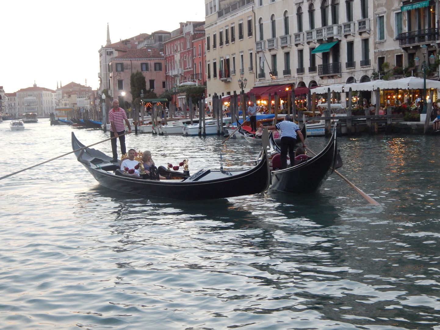 Muinasjutuline Veneetsia linn tervitab kaugeid külalisi vetepeeglite säras.