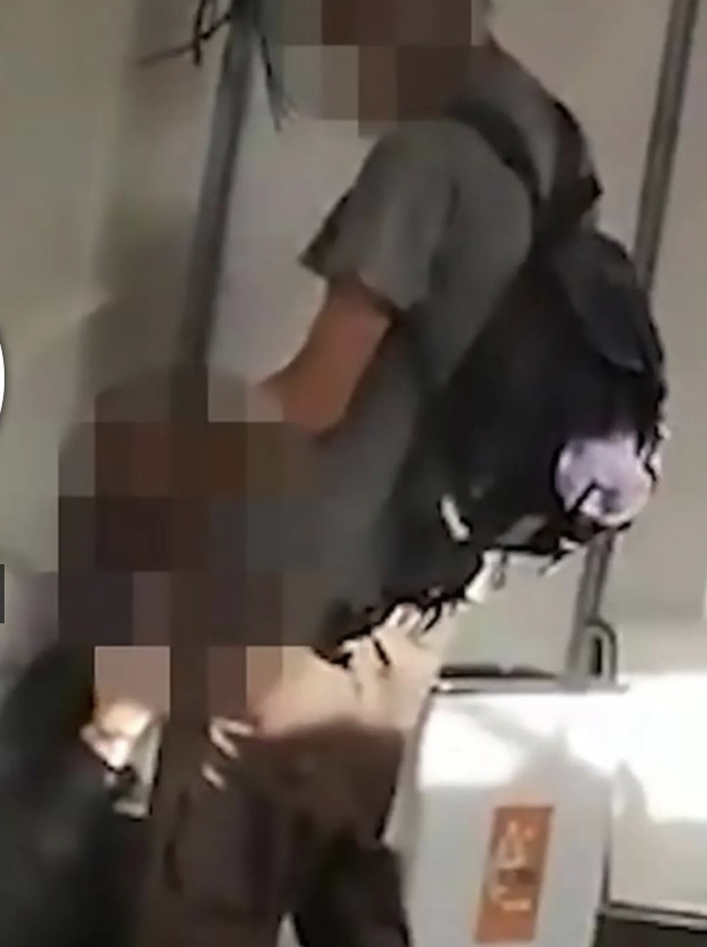 Häbitundeta paarike metroos