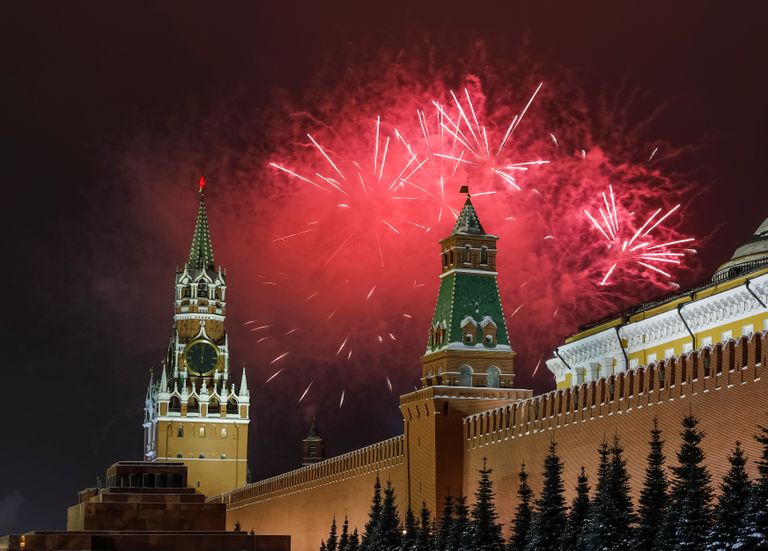 Праздничный фейерверк над Кремлем.