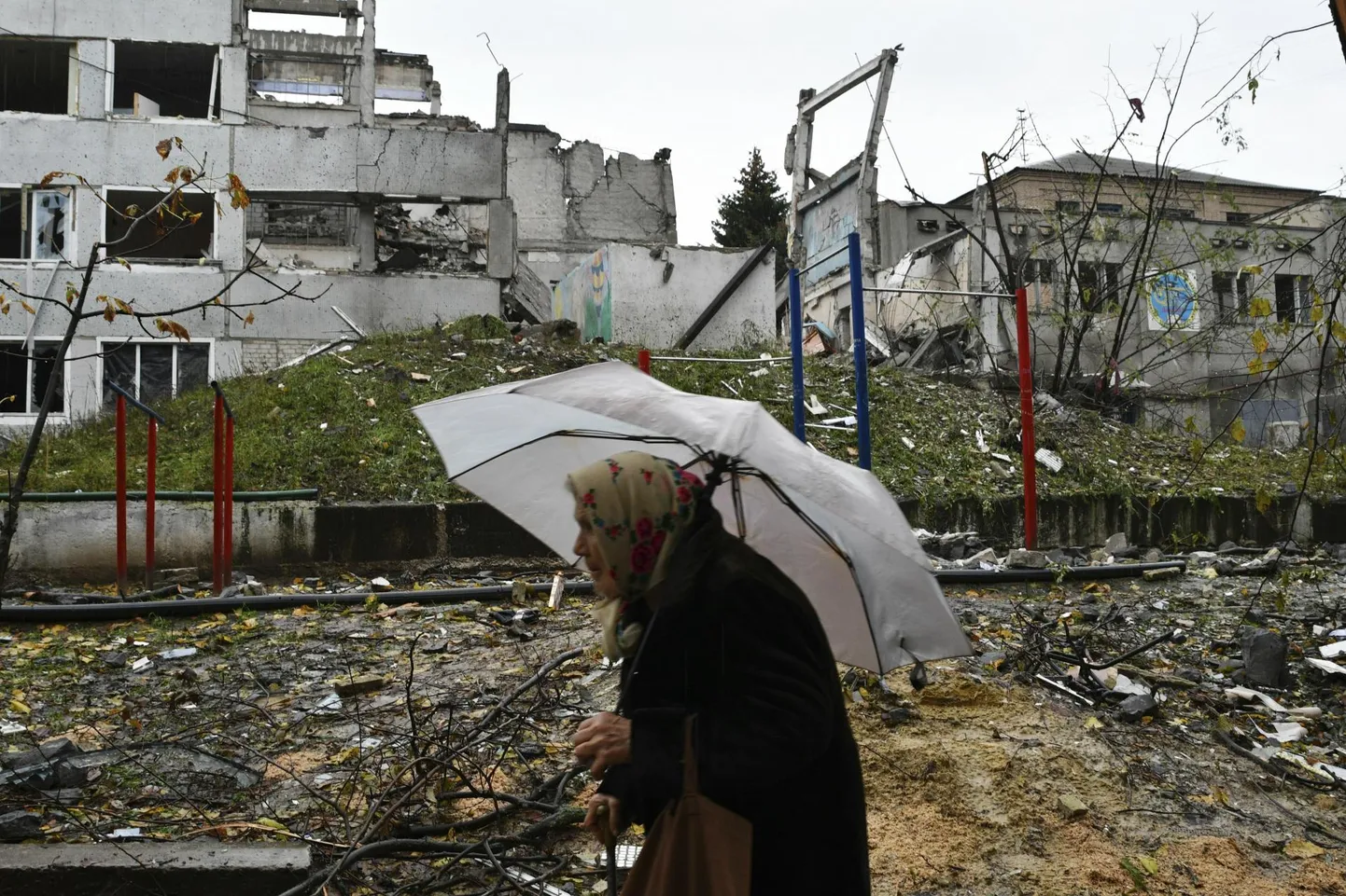 Naine möödub eile Venemaa vägede rünnakus purustatud hoonest Donetski oblastis Družkivkas. 