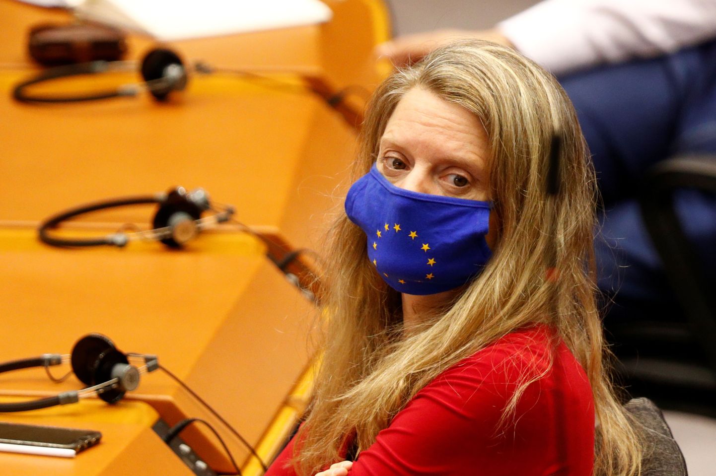 EP deputāte Henrike Hāna sejas maskā 