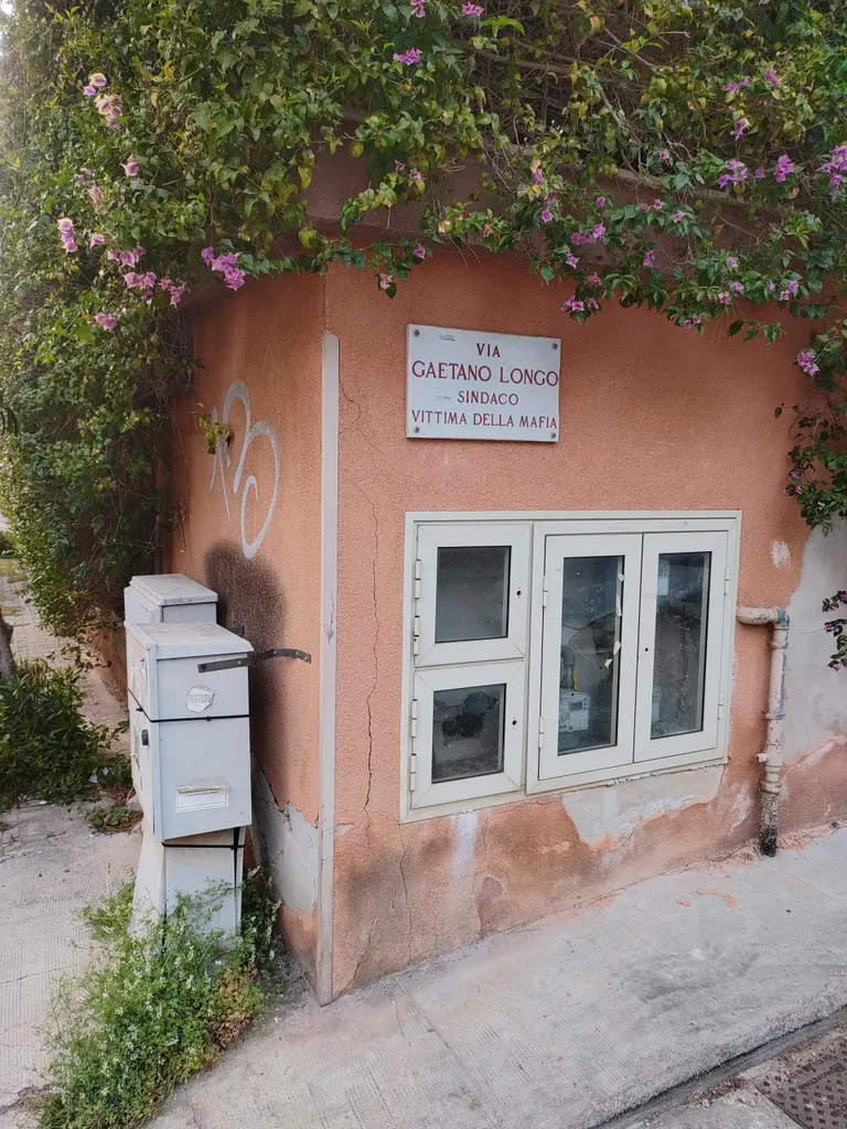 Jälgi kurikuulsa Cosa Nostra tegevusest leiab Sitsiilias igal nurgal. Palermo külje all asuvas Capacis on ühele tänavale antud nimi Gaetano Longo, maffia mõrvatud kohtuniku järgi.