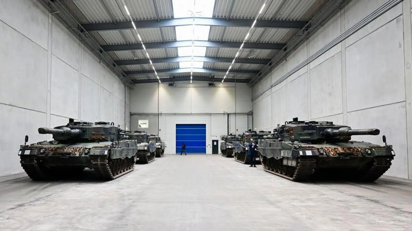 Танки Leopard 2 в ангаре в Германии