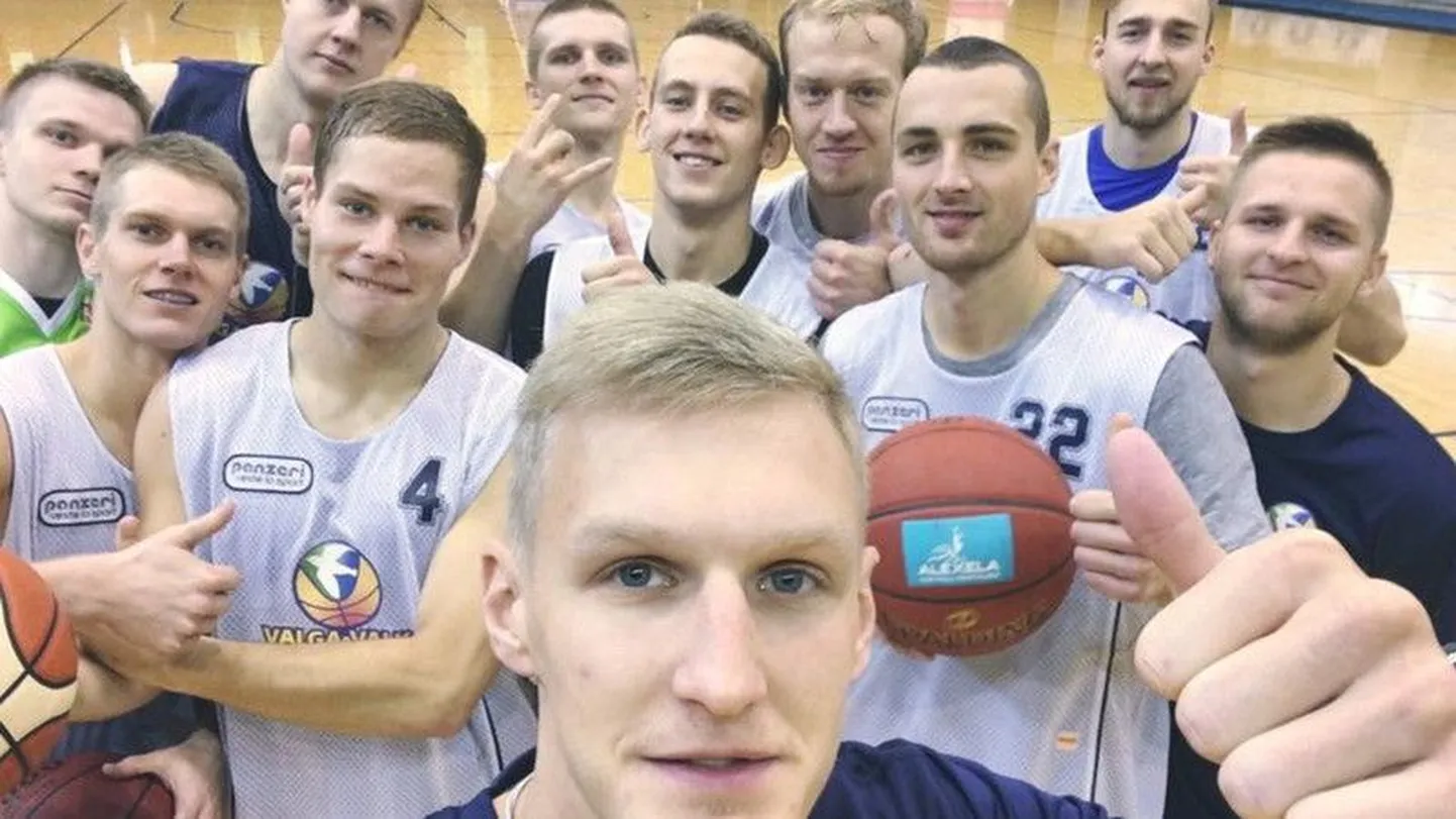 Valga meeskonna peatreener Kristaps Zeids koos oma hoolealustega.