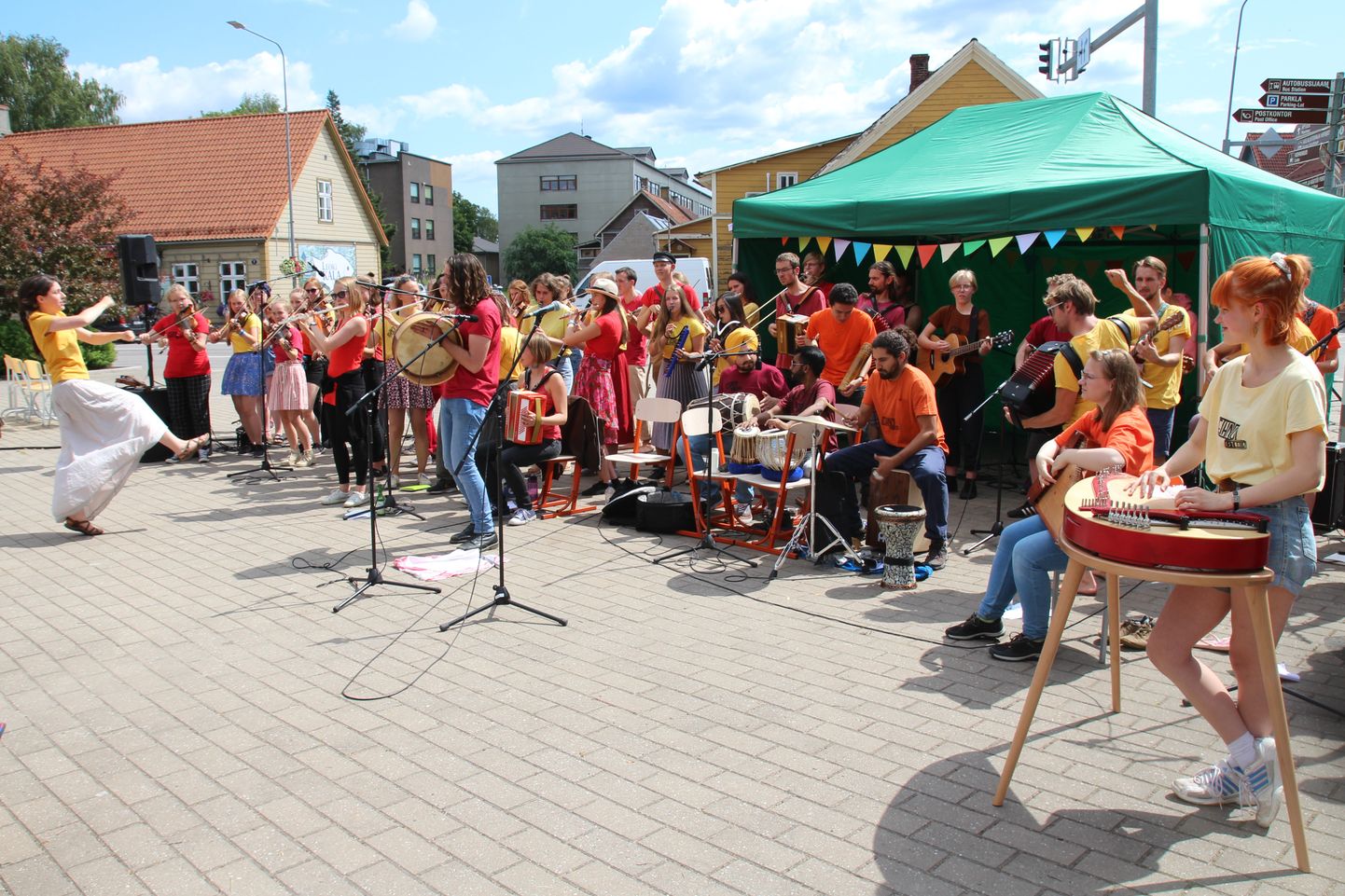 Ühine muusikakollektiiv Eesti ETNO Võru pärimustantsu festivalil.
